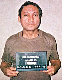 Noriega, cuando fue capturado por el Ejército de EEUU tras la invasión de Panamá en diciembre de 1989. | AFP Noriega, cuando fue capturado por el Ejército de EEUU tras la invasión de Panamá en diciembre de 1989. | AFP