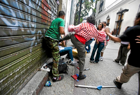 Una agresión en las calles de Caracas. | EL MUNDO