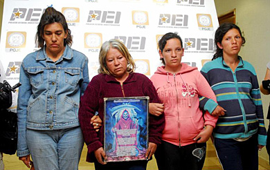 Cuatro de las detenidas posan con una imagen de la Santa Muerte. Cuatro de las detenidas posan con una imagen de la Santa Muerte. | Efe