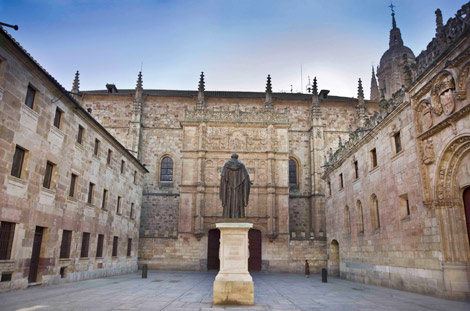 Fachada de la Universidad de Salamanca y estatua de Fray Luis de León en el patio de las Escuelas Mayores. | E. Carrascal