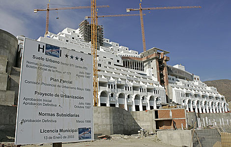 El hotel El Algarrobico, con sus permisos y las obras paralizadas. | El Mundo