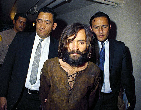 Charles Manson, custodiado por agentes de la policía. | AP