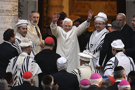 Benedicto XVI, a su llegada a la sinagoga de Roma. | Reuters Benedicto XVI, a su llegada a la sinagoga de Roma. | Reuters