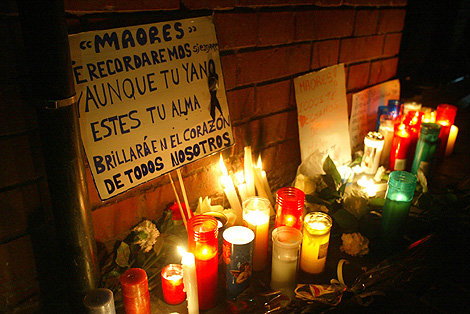 Flores, velas, cartas y fotografías en recuerdo de la joven degollada en Ripollet. | Antonio Moreno