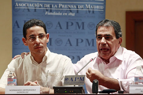 Normando Hernández (izda.) y Julio César Gálvez, ayer en Madrid. | Reuters