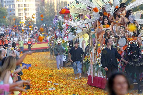 Desfile de carrozas en el paseo de la Alameda de Valencia | Vicent Bosch.