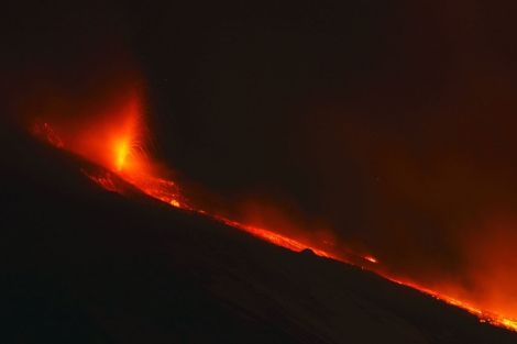 El volcán Etna, en erupcion, en la isla italiana de Sicilia. | Reuters