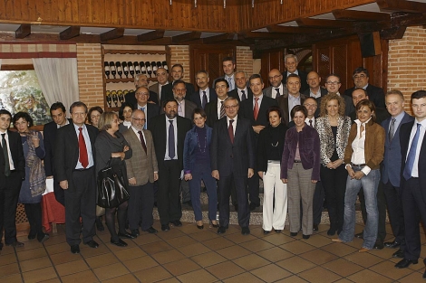 Foto de familia del grupo de políticos gallegos vinculados al Gobierno, entre ellos los ministros Blanco, Caamaño y Espinosa, durante una cena en Madrid en febrero de 2010.