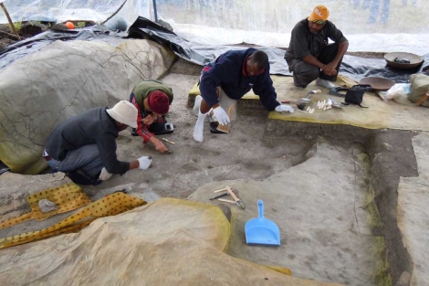Los paleontólogos trabajan en el yacimiento tanzano.