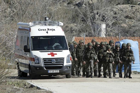Una ambulancia entra al cuartel de Hoyo de Manzanares. | Efe