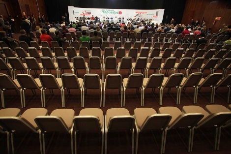 Bajo el lema 'Por fin respuestas', el Comité Director del PSOE-A en un auditorio casi vacío. | F. Ruso