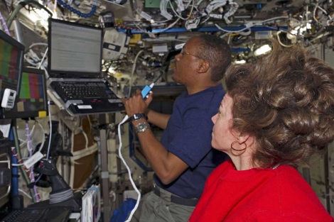 Alvin Drew y Catherine Coleman en la Estación Espacial Internacional. | Reuters.