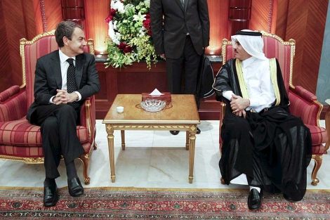 Zapatero, en Doha, con el embajador de Qatar en España, Nasser Al-Attiyah. | Efe