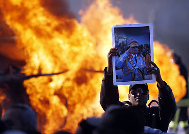 Partidarios de Gadafi tras explotar un camión cerca de su casa. Reuters