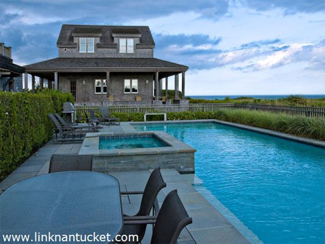 La piscina de la casa. La piscina de la casa.