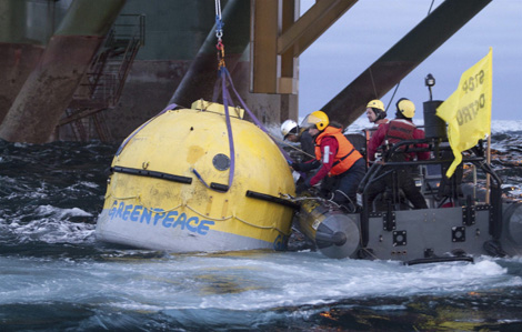 Activistas de Greenpeace intentan bloquear las prospecciones en Groenlandia.