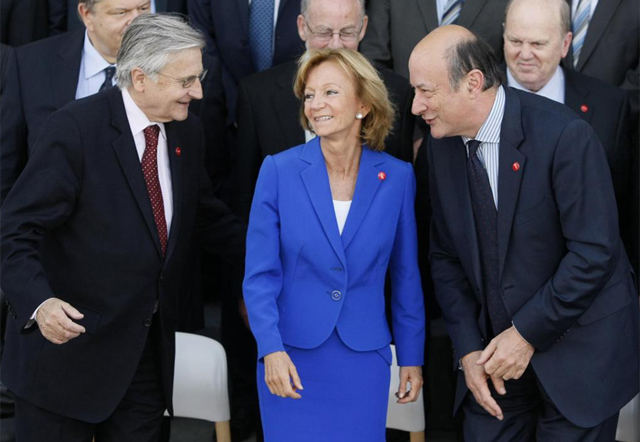 Elena Salgado, acompañada por Trichet (i) y el ministro polaco de Finanzas, Jacek Rostowski. | Reuters
