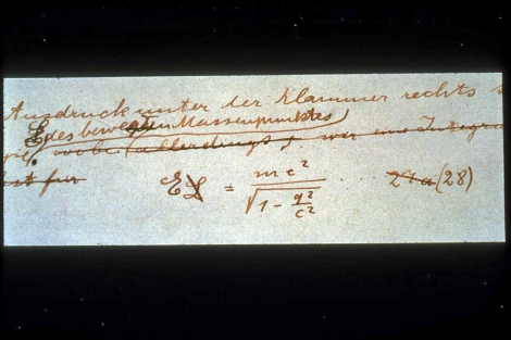 Manuscrito de Einstein con la fórmula de la Teoría de la Relatividad. | E. M.