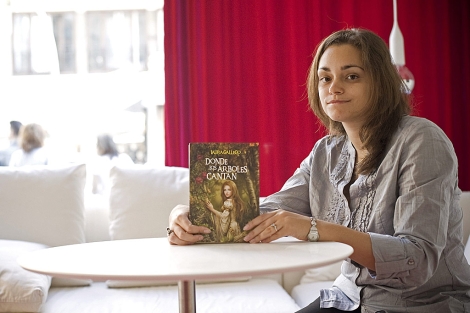 La escritora Laura Gallego posa sosteniendo su nueva novela. | Luca Piergiovanni