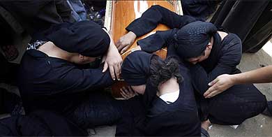 Familiares de uno de los coptos muertos, en el funeral.| Ap