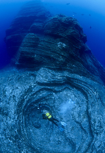 Una antigua colada de lava sumergida en El Hierro. | Carlos Mingell