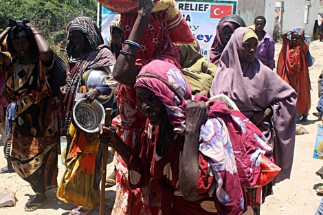 Mujeres reciben ayuda humanitaria en Somalia. | Afp Mujeres reciben ayuda humanitaria en Somalia. | Afp