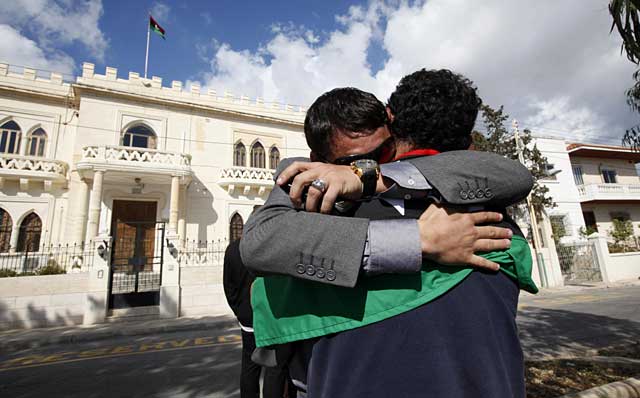 Dos libios celebran la noticia de la muerte de Muamar Gadafi en la isla de Malta. | Reuters