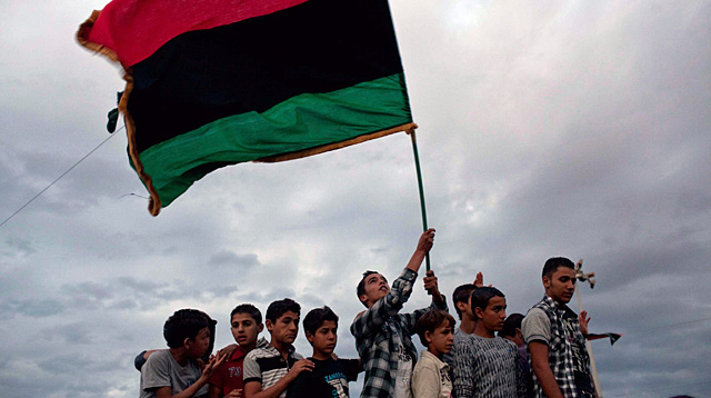 Jóvenes libios participan en una celebración masiva en la plaza de la Libertad de Misrata. | Efe