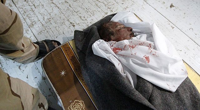 El cuerpo de Muamar Gadafi, expuesto en Misrata. | Reuters