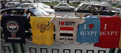 Camisetas con lemas revolucionarios en la Plaza Tahrir.| Reuters