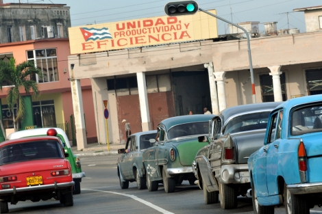 Coches circulando por una avenida c&eacute;ntrica de La Habana. | Efe