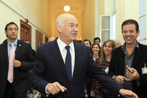 Papandreu, a su llegada a la reunión con su grupo parlamentario. | Efe
