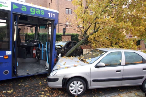 Imagen del autobús tras colisionar contra los turismos. | Ical