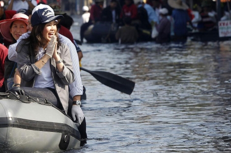 La primera ministra de Tailandia, Yingluck Shinawatra, visita un barrio de Bangkok. | Reuters
