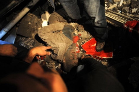 Varias personas tratan de rescatar a un hombre que ha quedado atrapado. | Efe