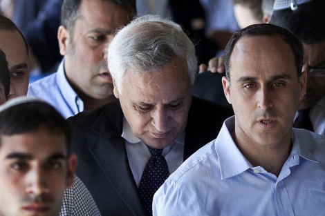 Moshe Katsav cabizbajo tras conocer la sentencia. | AP Moshe Katsav cabizbajo tras conocer la sentencia. | AP