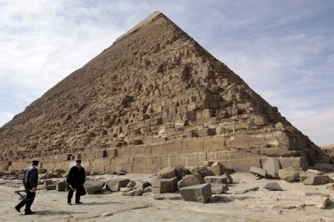 La gran pirámide de Keops, en Giza, cerrada al púbico el 11/11/11. | Efe