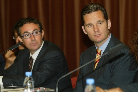 Urdangarin (dcha.) y su socio Torres, en 2004, en un acto de patrocinio deportivo en ESADE. | S. C.