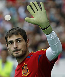 Casillas saluda al público. | Reuters
