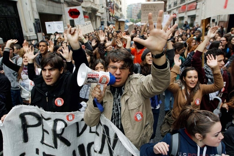 Estudiantes se manifiestan por las calles de Valencia. | Efe