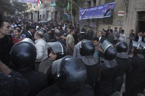 Enfrentamiento entre coptos y residentes del barrio de Shubra en El Cairo. | Efe