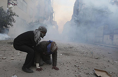 Imagen del desalojo de la plaza, llena de humo. | Epa