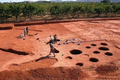 Trabajos de excavación de los silos neolíticos del yacimiento Costamar. | ELMUNDO.es