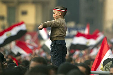 Un niño, en medio de la masiva en la Plaza Tahrir. | Ap MÁS IMÁGENES