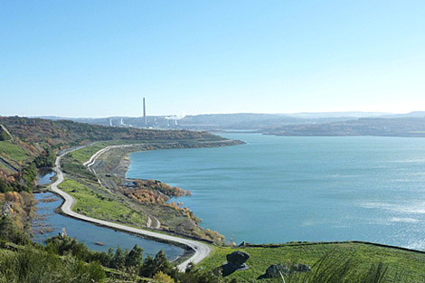 El nuevo lago artificial y, al fondo, la central térmica de As Pontes. | Endesa