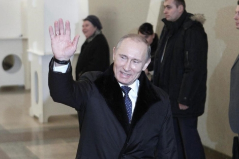 Putin saluda después de votar en Moscú. | Reuters