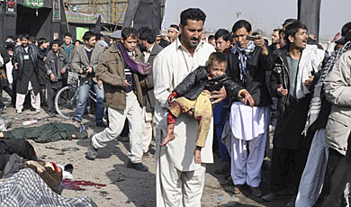 Un afgano con su hijo herido en Kabul. | Reuters