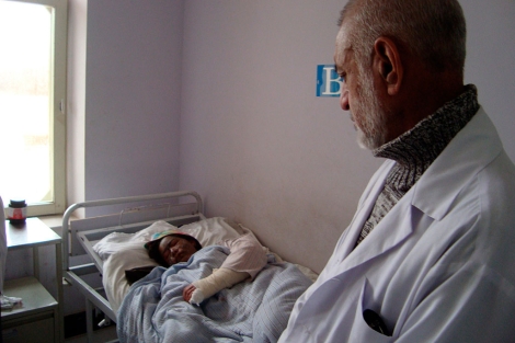 Un médico atiende a Mumtaz, la semana pasada en Kabul. | AFP