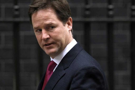 Nick Clegg llegando a una reunión del gabinete en Downing Street . | Reuters Nick Clegg llegando a una reunión del gabinete en Downing Street . | Reuters