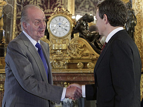 El Rey saluda a Zapatero antes del almuerzo de despedida al Gobierno. | Efe